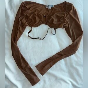 Cropped long sleeve top.